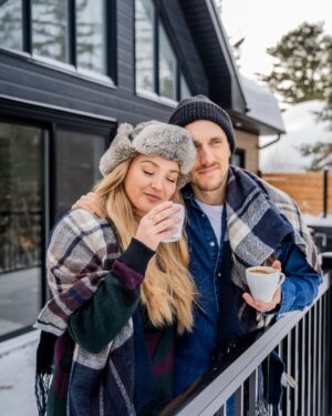 Julie Ringuette Instagram - L’hiver en chalet, c’est du pur bonheur ! ☕❄️
📸 Preuve à l’appui avec Pascal & Julie !
Découvrez en exclusivité les nouvelles photos hivernales du chalet Le Hamac… Un seul clic, et vous serez charmé ! 
https://passionchalets.com/chalets-a-louer/lanaudiere/chertsey/le-hamac/

@objectifsr