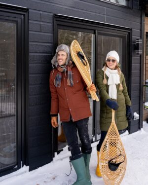 Julie Ringuette Instagram - L’hiver en chalet, c’est du pur bonheur ! ☕❄️
📸 Preuve à l’appui avec Pascal & Julie !
Découvrez en exclusivité les nouvelles photos hivernales du chalet Le Hamac… Un seul clic, et vous serez charmé ! 
https://passionchalets.com/chalets-a-louer/lanaudiere/chertsey/le-hamac/

@objectifsr