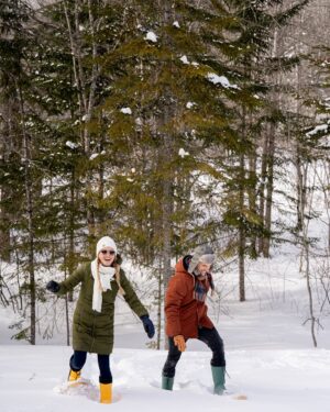 Julie Ringuette Instagram - L’hiver en chalet, c’est du pur bonheur ! ☕❄️
📸 Preuve à l’appui avec Pascal & Julie !
Découvrez en exclusivité les nouvelles photos hivernales du chalet Le Hamac… Un seul clic, et vous serez charmé ! 
https://passionchalets.com/chalets-a-louer/lanaudiere/chertsey/le-hamac/

@objectifsr
