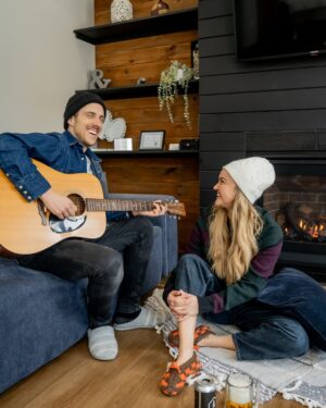 Julie Ringuette Instagram - L’hiver en chalet, c’est du pur bonheur ! ☕❄️
📸 Preuve à l’appui avec Pascal & Julie !
Découvrez en exclusivité les nouvelles photos hivernales du chalet Le Hamac… Un seul clic, et vous serez charmé ! 
https://passionchalets.com/chalets-a-louer/lanaudiere/chertsey/le-hamac/

@objectifsr