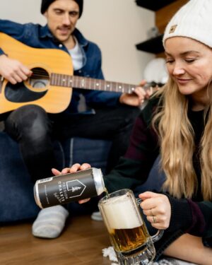 Julie Ringuette Instagram - L’hiver en chalet, c’est du pur bonheur ! ☕❄️
📸 Preuve à l’appui avec Pascal & Julie !
Découvrez en exclusivité les nouvelles photos hivernales du chalet Le Hamac… Un seul clic, et vous serez charmé ! 
https://passionchalets.com/chalets-a-louer/lanaudiere/chertsey/le-hamac/

@objectifsr