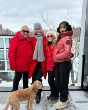 Julie Snyder Instagram - Avec @romy.ps @joseefiset Jean-Pierre Léger nous manifestons contre Trump sur la 2e photo on voit Romy photographiée dans @lp_lapresse entre @laurewaridel et @barbeaulavalette et @marina.orsini.officiel et @isabellemarech merci chères amies et amis d’être venus en si grand nombre, nous étions des milliers à résister !!! #journéedesdroitsdesfemmes