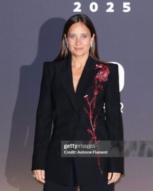 Julie de Bona Instagram - CESAR 2025
Des paillettes plein les yeux d’avoir assisté à la cérémonie, au côté de cette équipe pour ce merveilleux film qui n’en fini plus de rayonner ! 
Vive le cinéma, Vive @juliaroberts ✨

Merci @academiedescesar 
Chapter 2 @dimitri_rassam et @pathefilms 
@matt_delaporte @alexdelapat 

@pierreniney #AnaïsDemoustier, #BastienBouillon, #LaurentLafitte, @patrickmilleofficiel @pierfrancescofavino #AnamariaVartolomei @vassili.schneider @julien.desaintjean @adelesimphal #StéphaneVarupenne 

#LeComteDeMonteCristo #Cesar2025

MUA @delphine_druart 
Stylisme @justinebleicher 
Costume 🥀@zuhairmuradofficial 
Chaussures @rogervivier 
Bijoux @chopard 
Sac @jimmychoo 
• @marion_motte

Crédits photos @gettyimages @starfaceagencephoto