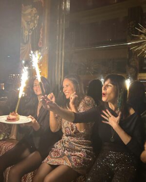 Julie de Bona Instagram - Une année 2024 bien remplie de joie, de trac, de rencontres, d’adrénaline, de nouvelles aventures passionnantes, de prises de risque, de partage, de fierté, d’amour et d’amitié. 
On a toujours envie de se souvenirs des bons moments meme si il y a aussi eu des peines, de déceptions, des blessures et des moments plus difficiles 
Regardons le verre à moitié plein et avançons avec confiance dans 2025 
Je vous souhaite une belle année 2025