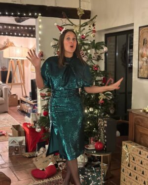 Julie de Bona Instagram - Cette année, c’est moi qui fait le sapin !
🎄😜
Pensées à tous ceux qui n’ont pas pu fêter noël 
•
👗 @gennyofficial