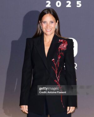 Julie de Bona Instagram - CESAR 2025
Des paillettes plein les yeux d’avoir assisté à la cérémonie, au côté de cette équipe pour ce merveilleux film qui n’en fini plus de rayonner ! 
Vive le cinéma, Vive @juliaroberts ✨

Merci @academiedescesar 
Chapter 2 @dimitri_rassam et @pathefilms 
@matt_delaporte @alexdelapat 

@pierreniney #AnaïsDemoustier, #BastienBouillon, #LaurentLafitte, @patrickmilleofficiel @pierfrancescofavino #AnamariaVartolomei @vassili.schneider @julien.desaintjean @adelesimphal #StéphaneVarupenne 

#LeComteDeMonteCristo #Cesar2025

MUA @delphine_druart 
Stylisme @justinebleicher 
Costume 🥀@zuhairmuradofficial 
Chaussures @rogervivier 
Bijoux @chopard 
Sac @jimmychoo 
• @marion_motte

Crédits photos @gettyimages @starfaceagencephoto
