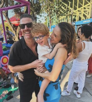 Julieta Nair Calvo Instagram - Ayer fue un día muy feliz y especial . Festejamos los 3 años de Nino con familia y amigos ❤️
Gracias a todos por sus mensajes de cariño y por querer tanto a nuestro hijo 🧡

Les paso datos que siempre es lindo compartir para toda la comunidad de mamis que me siguen 🌈🦋

La ambientación siempre la hago con @lapergolaeventos_ ( recomendación de @may_ariadna hace varios años y me la quedé para siempre ) y los globos los armó @mcm_decoraciones . Divino no ? 🎈 

La torta  que tengo les gustó ( igual que el año pasado ) es de @tortasjuly.ar, . Nunca vi una torta tan hermosa !!!!! Y tal cual se la pedí ❤️ Gracias 🤜🏼🤛🏼

Los souvenirs se los compré a @souvenirsthimalu . No sabía qué hacer y ella me dio esta idea genial . Los nenes estaban chochos ❤️

Pd: el traje de Michael , se lo mandaron a hacer mis amigas❤️🚀 jijij Le quedó tan increíble que hubo que hacer show 🤣🤣 🎤