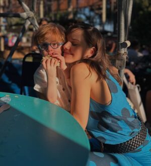 Julieta Nair Calvo Instagram - Ayer fue un día muy feliz y especial . Festejamos los 3 años de Nino con familia y amigos ❤️
Gracias a todos por sus mensajes de cariño y por querer tanto a nuestro hijo 🧡

Les paso datos que siempre es lindo compartir para toda la comunidad de mamis que me siguen 🌈🦋

La ambientación siempre la hago con @lapergolaeventos_ ( recomendación de @may_ariadna hace varios años y me la quedé para siempre ) y los globos los armó @mcm_decoraciones . Divino no ? 🎈 

La torta  que tengo les gustó ( igual que el año pasado ) es de @tortasjuly.ar, . Nunca vi una torta tan hermosa !!!!! Y tal cual se la pedí ❤️ Gracias 🤜🏼🤛🏼

Los souvenirs se los compré a @souvenirsthimalu . No sabía qué hacer y ella me dio esta idea genial . Los nenes estaban chochos ❤️

Pd: el traje de Michael , se lo mandaron a hacer mis amigas❤️🚀 jijij Le quedó tan increíble que hubo que hacer show 🤣🤣 🎤