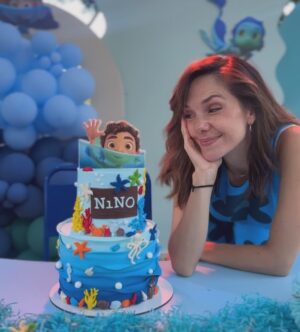 Julieta Nair Calvo Instagram - Ayer fue un día muy feliz y especial . Festejamos los 3 años de Nino con familia y amigos ❤️
Gracias a todos por sus mensajes de cariño y por querer tanto a nuestro hijo 🧡

Les paso datos que siempre es lindo compartir para toda la comunidad de mamis que me siguen 🌈🦋

La ambientación siempre la hago con @lapergolaeventos_ ( recomendación de @may_ariadna hace varios años y me la quedé para siempre ) y los globos los armó @mcm_decoraciones . Divino no ? 🎈 

La torta  que tengo les gustó ( igual que el año pasado ) es de @tortasjuly.ar, . Nunca vi una torta tan hermosa !!!!! Y tal cual se la pedí ❤️ Gracias 🤜🏼🤛🏼

Los souvenirs se los compré a @souvenirsthimalu . No sabía qué hacer y ella me dio esta idea genial . Los nenes estaban chochos ❤️

Pd: el traje de Michael , se lo mandaron a hacer mis amigas❤️🚀 jijij Le quedó tan increíble que hubo que hacer show 🤣🤣 🎤