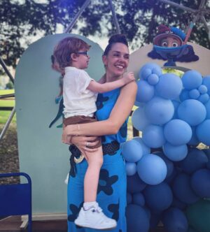 Julieta Nair Calvo Instagram - Ayer fue un día muy feliz y especial . Festejamos los 3 años de Nino con familia y amigos ❤️
Gracias a todos por sus mensajes de cariño y por querer tanto a nuestro hijo 🧡

Les paso datos que siempre es lindo compartir para toda la comunidad de mamis que me siguen 🌈🦋

La ambientación siempre la hago con @lapergolaeventos_ ( recomendación de @may_ariadna hace varios años y me la quedé para siempre ) y los globos los armó @mcm_decoraciones . Divino no ? 🎈 

La torta  que tengo les gustó ( igual que el año pasado ) es de @tortasjuly.ar, . Nunca vi una torta tan hermosa !!!!! Y tal cual se la pedí ❤️ Gracias 🤜🏼🤛🏼

Los souvenirs se los compré a @souvenirsthimalu . No sabía qué hacer y ella me dio esta idea genial . Los nenes estaban chochos ❤️

Pd: el traje de Michael , se lo mandaron a hacer mis amigas❤️🚀 jijij Le quedó tan increíble que hubo que hacer show 🤣🤣 🎤