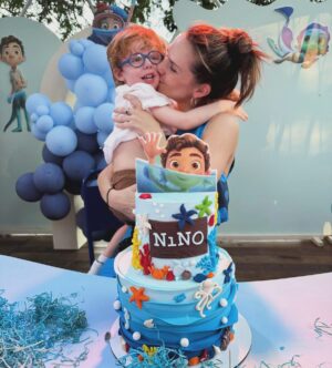 Julieta Nair Calvo Instagram - Ayer fue un día muy feliz y especial . Festejamos los 3 años de Nino con familia y amigos ❤️
Gracias a todos por sus mensajes de cariño y por querer tanto a nuestro hijo 🧡

Les paso datos que siempre es lindo compartir para toda la comunidad de mamis que me siguen 🌈🦋

La ambientación siempre la hago con @lapergolaeventos_ ( recomendación de @may_ariadna hace varios años y me la quedé para siempre ) y los globos los armó @mcm_decoraciones . Divino no ? 🎈 

La torta  que tengo les gustó ( igual que el año pasado ) es de @tortasjuly.ar, . Nunca vi una torta tan hermosa !!!!! Y tal cual se la pedí ❤️ Gracias 🤜🏼🤛🏼

Los souvenirs se los compré a @souvenirsthimalu . No sabía qué hacer y ella me dio esta idea genial . Los nenes estaban chochos ❤️

Pd: el traje de Michael , se lo mandaron a hacer mis amigas❤️🚀 jijij Le quedó tan increíble que hubo que hacer show 🤣🤣 🎤