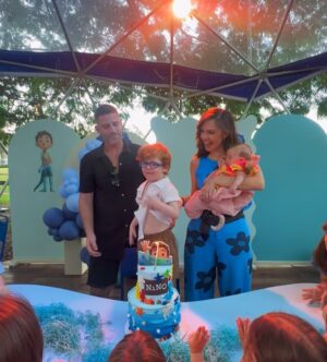 Julieta Nair Calvo Instagram - Ayer fue un día muy feliz y especial . Festejamos los 3 años de Nino con familia y amigos ❤️
Gracias a todos por sus mensajes de cariño y por querer tanto a nuestro hijo 🧡

Les paso datos que siempre es lindo compartir para toda la comunidad de mamis que me siguen 🌈🦋

La ambientación siempre la hago con @lapergolaeventos_ ( recomendación de @may_ariadna hace varios años y me la quedé para siempre ) y los globos los armó @mcm_decoraciones . Divino no ? 🎈 

La torta  que tengo les gustó ( igual que el año pasado ) es de @tortasjuly.ar, . Nunca vi una torta tan hermosa !!!!! Y tal cual se la pedí ❤️ Gracias 🤜🏼🤛🏼

Los souvenirs se los compré a @souvenirsthimalu . No sabía qué hacer y ella me dio esta idea genial . Los nenes estaban chochos ❤️

Pd: el traje de Michael , se lo mandaron a hacer mis amigas❤️🚀 jijij Le quedó tan increíble que hubo que hacer show 🤣🤣 🎤