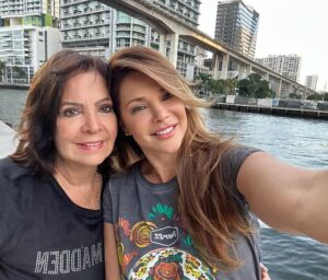 Jullye Giliberti Instagram - Eres mi bendición Mami ❤️

#teamo @carmen.cevedo #amotenerte #miami
