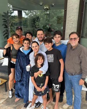 Jullye Giliberti Instagram - Visitando a la familia @cocudelrincon mi sofi por ese recibimiento bellísimo nuestros @sebas.l.m_ @lopex.mos los amamossss que bellos verlos @eldrethm poquitos días pero que llenan el corazón !!! Gracias por tanto familia mi @fdelrincon y yo los amamossss !!! 
#ciudaddemexico #familytime #vacationmode #seguimos #🙏