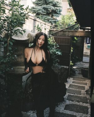 Jun Amaki Instagram - Korean🇰🇷magazine 

MAPS KOREA
@mapsworld_media 
📷 @maps_ryu 

韓国の雑誌に天木じゅんのグラビア掲載🖤
びっくりするくらいあっという間に撮影終わったのに
まじで最高にかっこいいグラビアになってた🤦🏻‍♀️

arm warmer @maisonmargiela 
skirt @prada 
swim @ysl 
スタイリングも本当にかっこいい😎

いつもプロ意識をもって挑んでるんだけど、
にしても、、

カメラマンさん撮るの早すぎて
プロの現場を体験した気持ちでした。

ぜひみんなに見て欲しいです🖤:)

한국의 잡지에 아마기 준의 그라비아 게재🖤
놀랄 정도로 순식간에 촬영이 끝났는데
진짜로 최고로 멋진 그라비아가 되어 있었다🤦🏻‍♀️

프로의 현장을 체험한 기분이었습니다.

꼭 모두 보고 싶습니다 🖤 :)