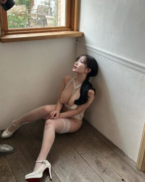 Jun Amaki Instagram - #グラドル名鑑2025 発売中🤍:)

初めてこの雑誌が出た時から
ずっと撮り下ろしてもらっているよ🤍🤍

本日発売になりました！
そして、今回も1P目を飾らせていただきました。

いつもありがとうございます！
支えてくださるみんなのおかげです😌🫶🏻🤍love