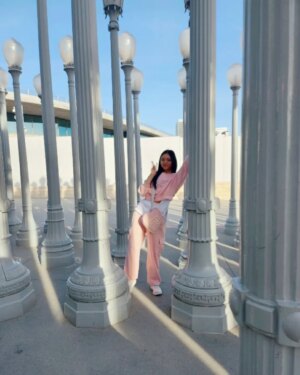 Jung Si-a Instagram - 2025 LA 아트쇼에 참가하며 
백서우 작가로 세상에 첫발을 내딛었습니다~🖌

어리숙하게 그리고 순수하게 
자신을 드러낸 서우작품의 제목처럼 "두려움"으로 가득 찬 시간이기도 했지만

너무나 감사하게도 두 작품이 판매되었고
이 경험은 어린 서우가 꿈을 이뤄나가는데 크나큰 동기부여가 될 것입니다!

김한규대표님, 이정화대표님 진심으로 감사드립니다^^

#서우공주_
#by_seowoo