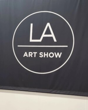 Jung Si-a Instagram - 2025 LA 아트쇼에 참가하며 
백서우 작가로 세상에 첫발을 내딛었습니다~🖌

어리숙하게 그리고 순수하게 
자신을 드러낸 서우작품의 제목처럼 "두려움"으로 가득 찬 시간이기도 했지만

너무나 감사하게도 두 작품이 판매되었고
이 경험은 어린 서우가 꿈을 이뤄나가는데 크나큰 동기부여가 될 것입니다!

김한규대표님, 이정화대표님 진심으로 감사드립니다^^

#서우공주_
#by_seowoo