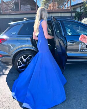 Justine Lupe Instagram - SAG AWARDS ! 💛 thanks for being my date @mysontason 
Thank you of having us @audi @audiusa 
@carolinaherrera 
@rebeccarams 
@barbdoeshair 
@muatraceylevy 
@katcookstyle
@traceycunningham1