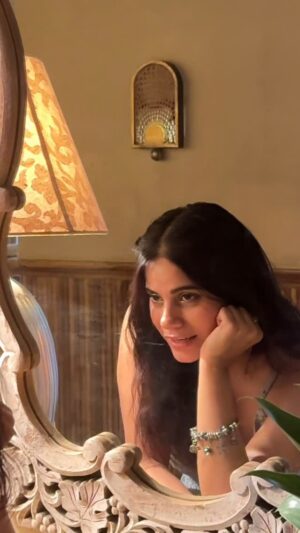 Jyotica Tangri Instagram - Sheeshe mein se sheesh mahal✨❤️🥰

#SheeshaHoYaDilHo #jyoticatangri #jtmusic #sheeshmahal #trending