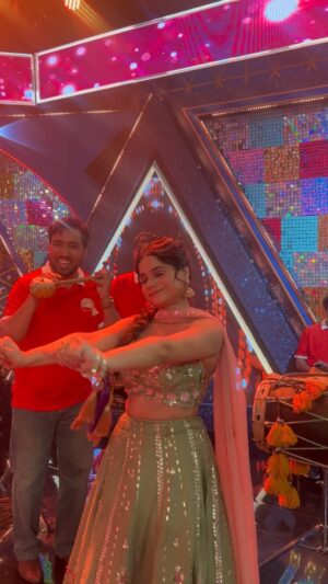 Jyotica Tangri Instagram - Punjabi music= fun and celebration 
Sheesh Mahal= 💃🏻 

Did you dance to sheesh mahal yet? In frame @pammibaioffical ji

#jyoticatangri #jtmusic #sheeshmahal #trending #trendingreels #trendingnow