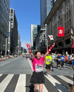 Kaho Takada Instagram - 自分をどうしたいのか、自分がどうしたいのか、
自分次第でどこまでも可能性が広がる事を
フルマラソンを通して知った。
今年もとびきり格別な景色を見たなぁ
絶対忘れない。
こんな感じだけど私って案外強いよ、負けないよ

ps.去年の東京マラソンでインスタライブに映り込んだマリオさんと一年越しの再会🍄ばったり🍄