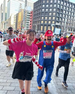 Kaho Takada Instagram - 自分をどうしたいのか、自分がどうしたいのか、
自分次第でどこまでも可能性が広がる事を
フルマラソンを通して知った。
今年もとびきり格別な景色を見たなぁ
絶対忘れない。
こんな感じだけど私って案外強いよ、負けないよ

ps.去年の東京マラソンでインスタライブに映り込んだマリオさんと一年越しの再会🍄ばったり🍄