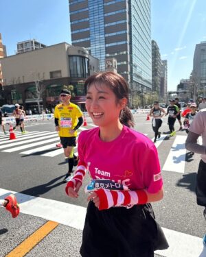 Kaho Takada Instagram - 自分をどうしたいのか、自分がどうしたいのか、
自分次第でどこまでも可能性が広がる事を
フルマラソンを通して知った。
今年もとびきり格別な景色を見たなぁ
絶対忘れない。
こんな感じだけど私って案外強いよ、負けないよ

ps.去年の東京マラソンでインスタライブに映り込んだマリオさんと一年越しの再会🍄ばったり🍄