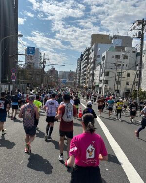 Kaho Takada Instagram - 自分をどうしたいのか、自分がどうしたいのか、
自分次第でどこまでも可能性が広がる事を
フルマラソンを通して知った。
今年もとびきり格別な景色を見たなぁ
絶対忘れない。
こんな感じだけど私って案外強いよ、負けないよ

ps.去年の東京マラソンでインスタライブに映り込んだマリオさんと一年越しの再会🍄ばったり🍄