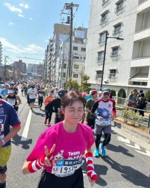 Kaho Takada Instagram - 自分をどうしたいのか、自分がどうしたいのか、
自分次第でどこまでも可能性が広がる事を
フルマラソンを通して知った。
今年もとびきり格別な景色を見たなぁ
絶対忘れない。
こんな感じだけど私って案外強いよ、負けないよ

ps.去年の東京マラソンでインスタライブに映り込んだマリオさんと一年越しの再会🍄ばったり🍄