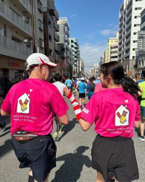 Kaho Takada Instagram - 自分をどうしたいのか、自分がどうしたいのか、
自分次第でどこまでも可能性が広がる事を
フルマラソンを通して知った。
今年もとびきり格別な景色を見たなぁ
絶対忘れない。
こんな感じだけど私って案外強いよ、負けないよ

ps.去年の東京マラソンでインスタライブに映り込んだマリオさんと一年越しの再会🍄ばったり🍄