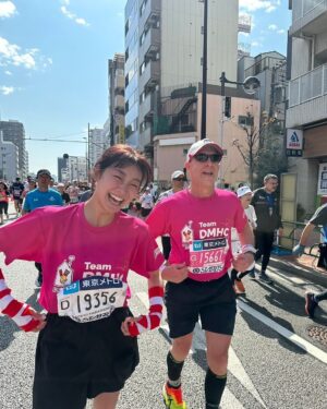 Kaho Takada Instagram - 自分をどうしたいのか、自分がどうしたいのか、
自分次第でどこまでも可能性が広がる事を
フルマラソンを通して知った。
今年もとびきり格別な景色を見たなぁ
絶対忘れない。
こんな感じだけど私って案外強いよ、負けないよ

ps.去年の東京マラソンでインスタライブに映り込んだマリオさんと一年越しの再会🍄ばったり🍄