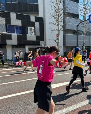 Kaho Takada Instagram - 自分をどうしたいのか、自分がどうしたいのか、
自分次第でどこまでも可能性が広がる事を
フルマラソンを通して知った。
今年もとびきり格別な景色を見たなぁ
絶対忘れない。
こんな感じだけど私って案外強いよ、負けないよ

ps.去年の東京マラソンでインスタライブに映り込んだマリオさんと一年越しの再会🍄ばったり🍄