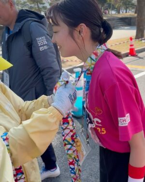 Kaho Takada Instagram - 自分をどうしたいのか、自分がどうしたいのか、
自分次第でどこまでも可能性が広がる事を
フルマラソンを通して知った。
今年もとびきり格別な景色を見たなぁ
絶対忘れない。
こんな感じだけど私って案外強いよ、負けないよ

ps.去年の東京マラソンでインスタライブに映り込んだマリオさんと一年越しの再会🍄ばったり🍄