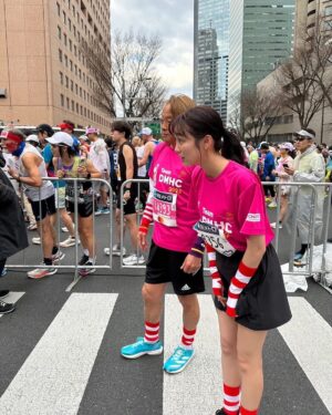 Kaho Takada Instagram - 東京マラソン2025！！！
今年もteam DMHCとして参加させてもらいました🏃‍➡️
無事完走、目標達成、自己ベスト更新4時間59分！！
あっぶないあっぶない
ギリだけど念願のサブ5仲間入り🎖️

沿道での応援は1人で走ってるんじゃないんだと
前に前に背中を押してくれた。
本当にありがとうございました！
もっとドナルド•マクドナルド•ハウスが広がってゆきますようにと願いを込めて走りました。
ハウスは病気の子供とそのご家族が
一緒に過ごせる家の事🏠
今年も色々なハウスチャリティイベントをやると思います、参加してくれたり思い出してくれたら嬉しいです☺︎

なんだか、今年も、よき一年になりそう〜