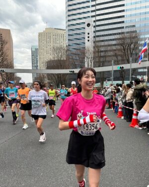 Kaho Takada Instagram - 東京マラソン2025！！！
今年もteam DMHCとして参加させてもらいました🏃‍➡️
無事完走、目標達成、自己ベスト更新4時間59分！！
あっぶないあっぶない
ギリだけど念願のサブ5仲間入り🎖️

沿道での応援は1人で走ってるんじゃないんだと
前に前に背中を押してくれた。
本当にありがとうございました！
もっとドナルド•マクドナルド•ハウスが広がってゆきますようにと願いを込めて走りました。
ハウスは病気の子供とそのご家族が
一緒に過ごせる家の事🏠
今年も色々なハウスチャリティイベントをやると思います、参加してくれたり思い出してくれたら嬉しいです☺︎

なんだか、今年も、よき一年になりそう〜