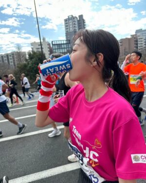 Kaho Takada Instagram - 東京マラソン2025！！！
今年もteam DMHCとして参加させてもらいました🏃‍➡️
無事完走、目標達成、自己ベスト更新4時間59分！！
あっぶないあっぶない
ギリだけど念願のサブ5仲間入り🎖️

沿道での応援は1人で走ってるんじゃないんだと
前に前に背中を押してくれた。
本当にありがとうございました！
もっとドナルド•マクドナルド•ハウスが広がってゆきますようにと願いを込めて走りました。
ハウスは病気の子供とそのご家族が
一緒に過ごせる家の事🏠
今年も色々なハウスチャリティイベントをやると思います、参加してくれたり思い出してくれたら嬉しいです☺︎

なんだか、今年も、よき一年になりそう〜