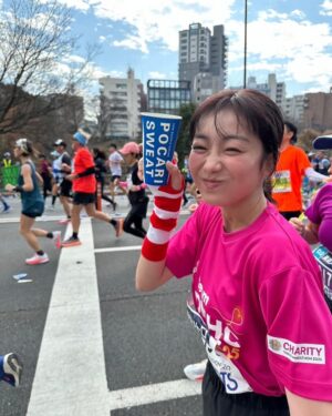 Kaho Takada Instagram - 東京マラソン2025！！！
今年もteam DMHCとして参加させてもらいました🏃‍➡️
無事完走、目標達成、自己ベスト更新4時間59分！！
あっぶないあっぶない
ギリだけど念願のサブ5仲間入り🎖️

沿道での応援は1人で走ってるんじゃないんだと
前に前に背中を押してくれた。
本当にありがとうございました！
もっとドナルド•マクドナルド•ハウスが広がってゆきますようにと願いを込めて走りました。
ハウスは病気の子供とそのご家族が
一緒に過ごせる家の事🏠
今年も色々なハウスチャリティイベントをやると思います、参加してくれたり思い出してくれたら嬉しいです☺︎

なんだか、今年も、よき一年になりそう〜