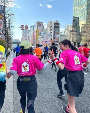 Kaho Takada Instagram - 東京マラソン2025！！！
今年もteam DMHCとして参加させてもらいました🏃‍➡️
無事完走、目標達成、自己ベスト更新4時間59分！！
あっぶないあっぶない
ギリだけど念願のサブ5仲間入り🎖️

沿道での応援は1人で走ってるんじゃないんだと
前に前に背中を押してくれた。
本当にありがとうございました！
もっとドナルド•マクドナルド•ハウスが広がってゆきますようにと願いを込めて走りました。
ハウスは病気の子供とそのご家族が
一緒に過ごせる家の事🏠
今年も色々なハウスチャリティイベントをやると思います、参加してくれたり思い出してくれたら嬉しいです☺︎

なんだか、今年も、よき一年になりそう〜