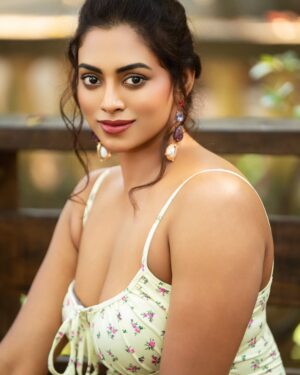 Kamakshi Bhaskarla Instagram - Isn't it spring already! 🍂🍃☘️🍀
.
.
.
.
.
.
.
.Photography - @shareefnandyala
Styling- @bymahi_
Make up and Hair - @brushbyanusha
.
. 
. 
. 
#tollywood #tollywoodactress #actress  #monicabellucci #movie #indiancinema #love #london #girlonfire #newyear #china #goa #firstfrost