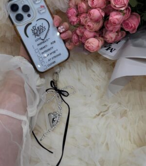 Kanako Hiramatsu Instagram - .
.
3.22[Sta.]までの販売🛒
KANAKO HIRAMATSU×CHACO
.
今の私の携帯♡ˎˊ˗ 
コットンの携帯ストラップ。
手持ちがあるの便利です👼
自撮りや写真撮る時も落とさなくなるし
とにかく可愛い👼🩷
.
バックチャームを携帯やデジカメにつけても
とっても可愛いですよ🐰🎀
.
土曜日までの発売！
お渡し会も楽しみです🩰🩰
.
#chacoコラボ　#平松可奈子デザイン 
#携帯ショルダー  #携帯ストラップ　#バックチャーム