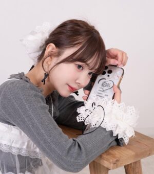 Kanako Hiramatsu Instagram - .
.
3.22[Sta.]までの販売🛒
KANAKO HIRAMATSU×CHACO
.
今の私の携帯♡ˎˊ˗ 
コットンの携帯ストラップ。
手持ちがあるの便利です👼
自撮りや写真撮る時も落とさなくなるし
とにかく可愛い👼🩷
.
バックチャームを携帯やデジカメにつけても
とっても可愛いですよ🐰🎀
.
土曜日までの発売！
お渡し会も楽しみです🩰🩰
.
#chacoコラボ　#平松可奈子デザイン 
#携帯ショルダー  #携帯ストラップ　#バックチャーム