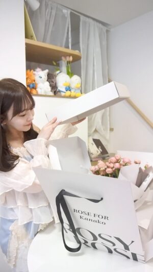 Kanako Hiramatsu Instagram - @marronpapier_jp  さんから
素敵なギフトが届きました💐

大好きなお花屋さんです♡ˎˊ˗ 
大切な人にお花を贈る時
みんなも行ってみてね🫧

#marronpapier  #花束　#花束box