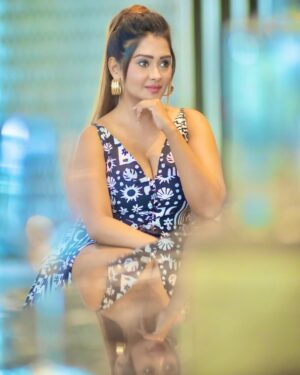 Kanchi Singh Instagram - A sass a day keeps the basics away🕸️
.
.
📸 @portraitdeewana