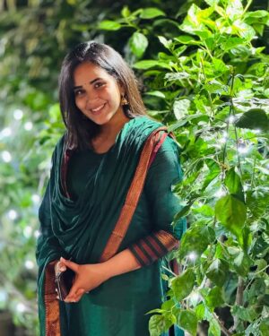 Kanmani Manoharan Instagram - No filters, just good energy🧿🤞🏼

Pc : my one and only husband Mr @aswath_official 👏🏼🥰

#kanmanimanoharan✨ #aswathinkanmani