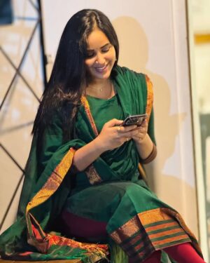 Kanmani Manoharan Instagram - No filters, just good energy🧿🤞🏼

Pc : my one and only husband Mr @aswath_official 👏🏼🥰

#kanmanimanoharan✨ #aswathinkanmani