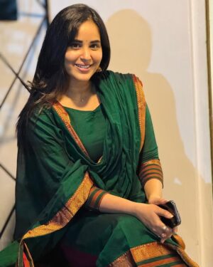 Kanmani Manoharan Instagram - No filters, just good energy🧿🤞🏼

Pc : my one and only husband Mr @aswath_official 👏🏼🥰

#kanmanimanoharan✨ #aswathinkanmani