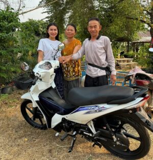 Kaothip Tidadin Instagram - “น้องขาว” 🎁  HBD. ของขวัญวันเกิดย้อนหลัง แม่ลำเพา เด้อจ้า 🛵 ให้แม่เอาไว้ขับ  ไว้ใช้งาน แทน คันเก่าเด้อจ้า 
 ค้นเก่า 16 ปีแล้ว ☺️
เพิ่นกะเก่า ขาดเบิดละค่ะ 
#HBDMom @mom_lumpao 
ขอให้พ่อแม่ ขับขี่ปลอดภัยนะคะ 
ขับไปซื้อ ผัก ซื้อกับข้าวในหมู่บ้าน เอาไว้ส่งหลานชายไปโรงเรียนนะคะ ❤️💗

#สาวบ้านนาข้าวทิพย์ #ข้าวทิพย์ธิดาดิน #kaothiptidadin