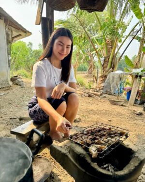 Kaothip Tidadin Instagram - ปิ้งไก่ ต้มไก่เด้อจ้า ข้าวเช้า ข้าวเที่ยง พร้อมกันจ้าาา  #ข้าวทิพย์ธิดาดิน #สาวบ้านนาข้าวทิพย์ #kaothiptidadin