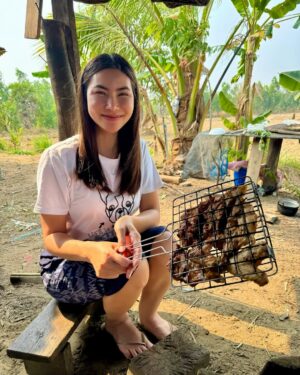 Kaothip Tidadin Instagram - ปิ้งไก่ ต้มไก่เด้อจ้า ข้าวเช้า ข้าวเที่ยง พร้อมกันจ้าาา  #ข้าวทิพย์ธิดาดิน #สาวบ้านนาข้าวทิพย์ #kaothiptidadin